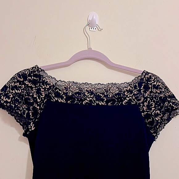 🍒 BOGO 🍒 Stunning Stretchy Silk & Lace OTS Top Description is helpful - Picture 5 of 7